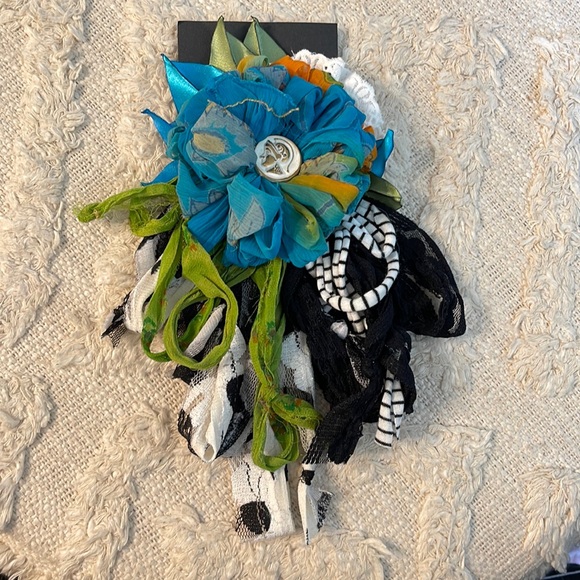 Accessories - BNWT Flower Pin